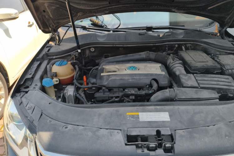 Used Volkswagen Magotan 2013 2.0 TSI Luxury Model Engine Bay Right