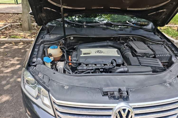 Used Volkswagen Magotan 2013 2.0 TSI Prestige Model Engine Bay Right