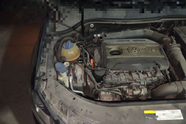 Used Volkswagen Magotan 2013 1.8TSI Prestige Model Engine Bay Right