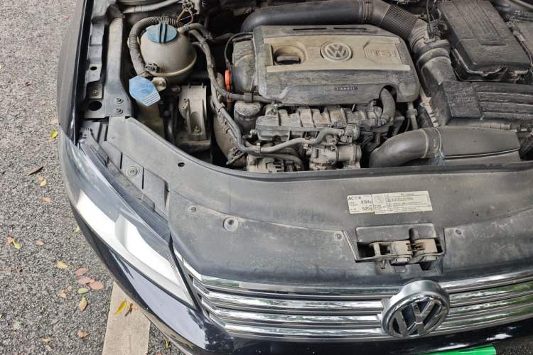 Used Volkswagen Magotan 2013 1.8TSI Premier Model Engine Bay Right