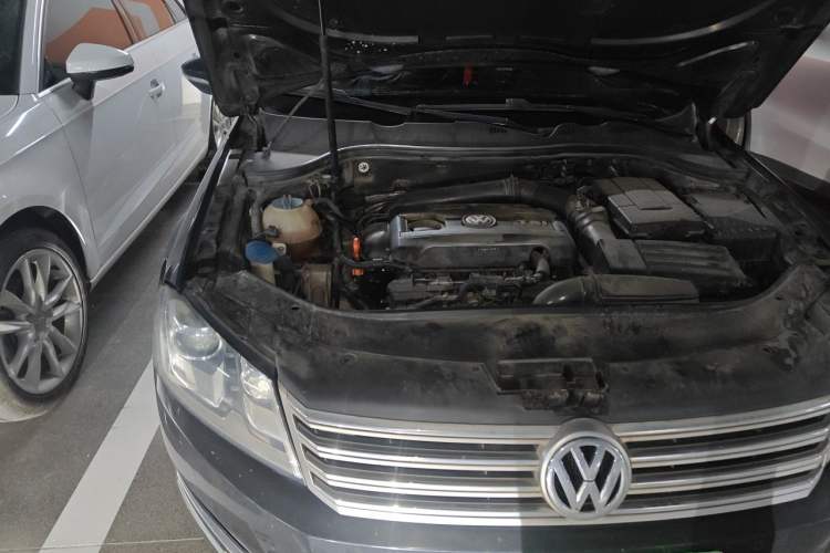 Used Volkswagen Magotan 2013 2.0 TSI Luxury Model Engine Bay Right