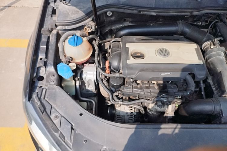 Used Volkswagen Magotan 2013 1.8TSI Premier Model Engine Bay Right