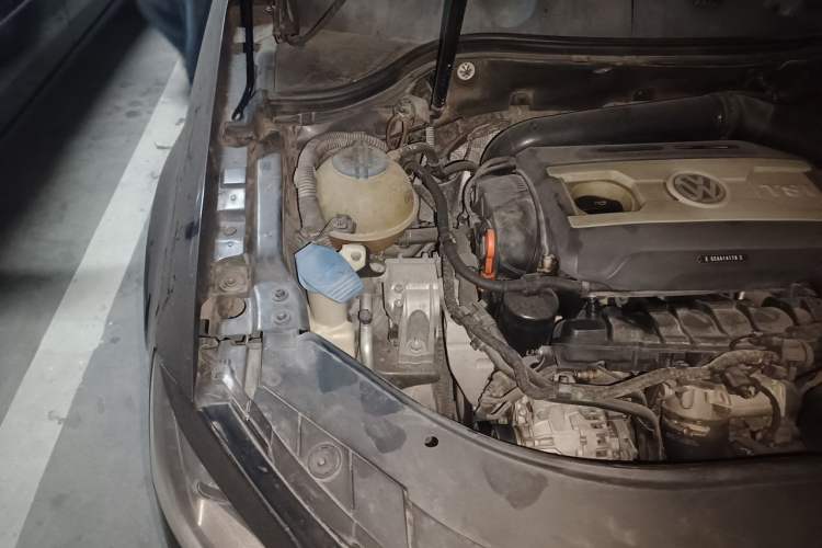Used Volkswagen Magotan 2013 1.8TSI Luxury Model Engine Bay Right
