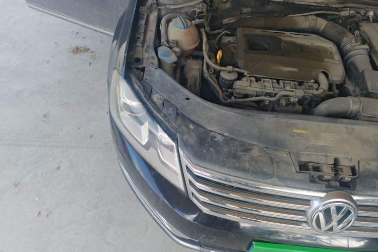 Used Volkswagen Magotan 2013 2.0 TSI Prestige Model Engine Bay Right