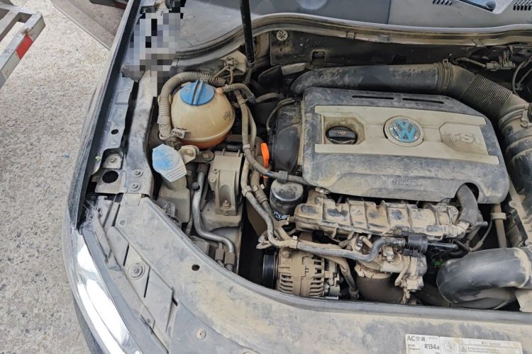 Used Volkswagen Magotan 2013 1.8TSI Prestige Model Engine Bay Right