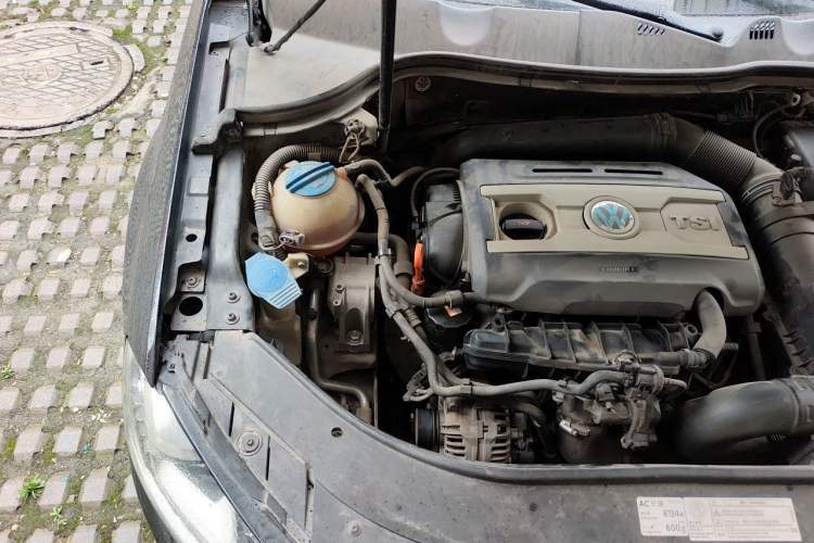 Used Volkswagen Magotan 2013 1.8TSI Prestige Model Engine Bay Right