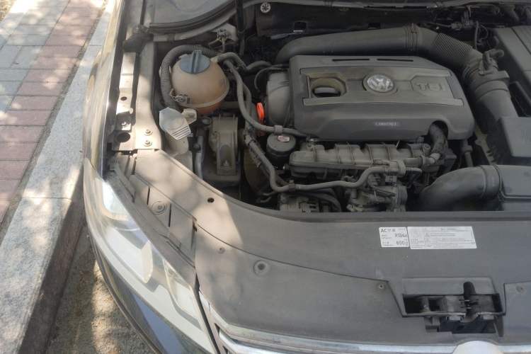 Used Volkswagen Magotan 2013 2.0 TSI Prestige Model Engine Bay Right