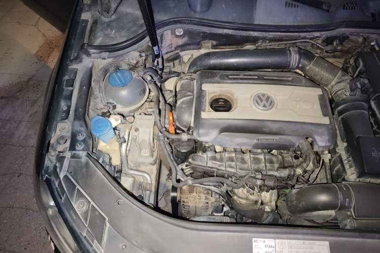 Used Volkswagen Magotan 2013 1.8TSI Luxury Model Engine Bay Right