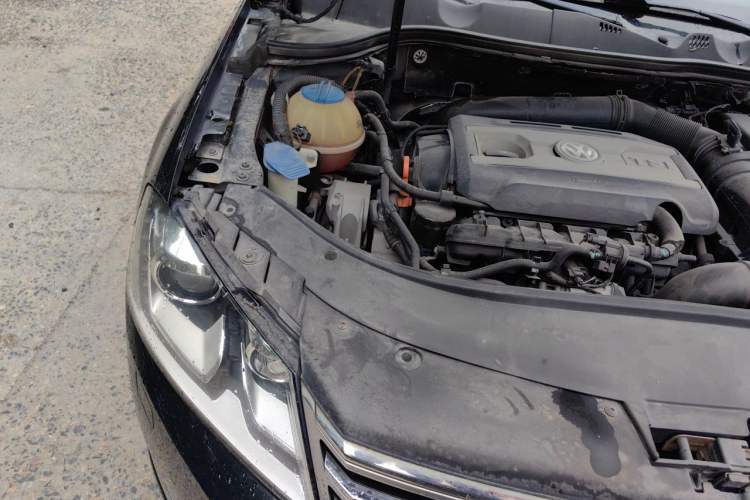Used Volkswagen Magotan 2013 1.8TSI Luxury Model Engine Bay Right