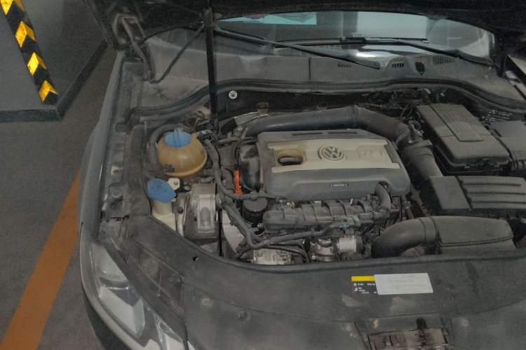 Used Volkswagen Magotan 2013 2.0 TSI Prestige Model Engine Bay Right