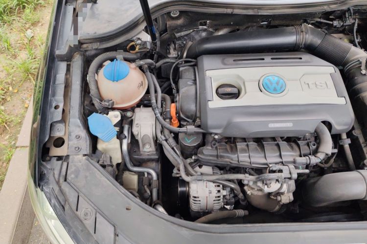 Used Volkswagen Magotan 2013 2.0 TSI Prestige Model Engine Bay Right