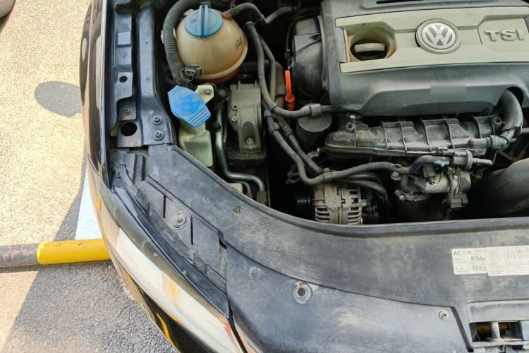 Used Volkswagen Magotan 2013 1.8TSI Comfort Model Engine Bay Right