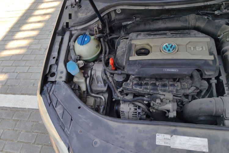 Used Volkswagen Magotan 2013 1.8TSI Prestige Model Engine Bay Right