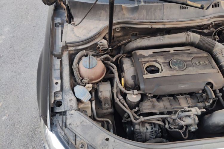 Used Volkswagen Magotan 2013 2.0 TSI Prestige Model Engine Bay Right