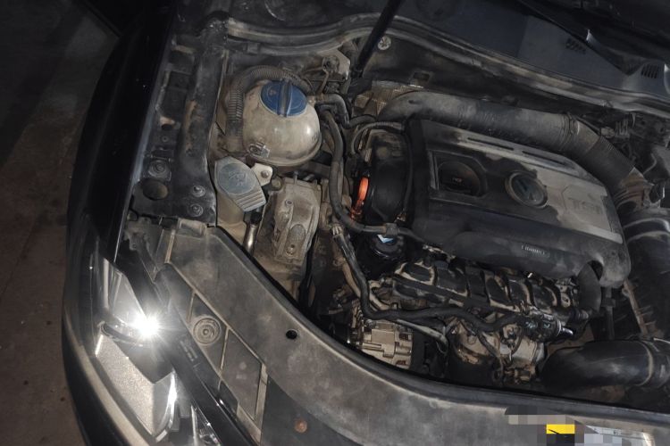 Used Volkswagen Magotan 2013 1.8TSI Premier Model Engine Bay Right
