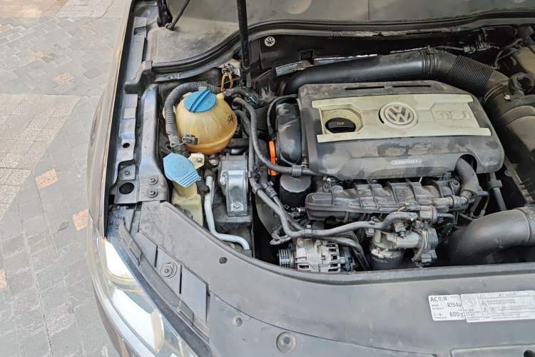 Used Volkswagen Magotan 2013 1.8TSI Luxury Model Engine Bay Right