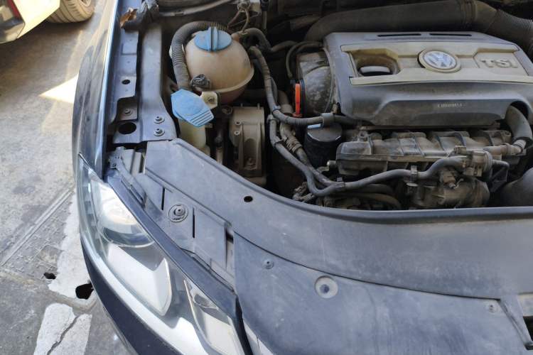 Used Volkswagen Magotan 2013 1.8TSI Luxury Model Engine Bay Right