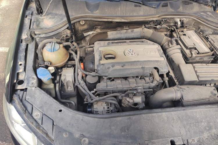 Used Volkswagen Magotan 2013 1.8TSI Luxury Model Engine Bay Right