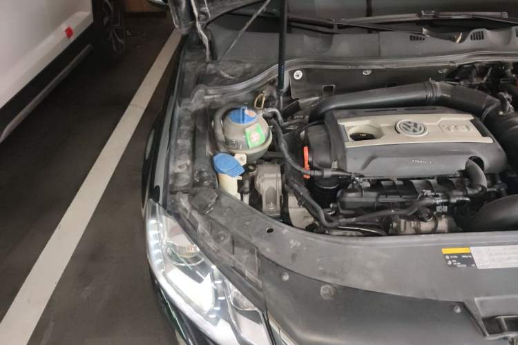 Used Volkswagen Magotan 2013 2.0 TSI Prestige Model Engine Bay Right