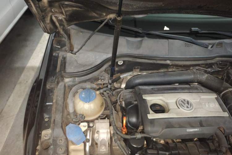 Used Volkswagen Magotan 2013 1.8TSI Premier Model Engine Bay Right