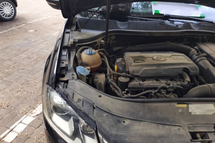 Used Volkswagen Magotan 2013 1.8TSI Luxury Model Engine Bay Right