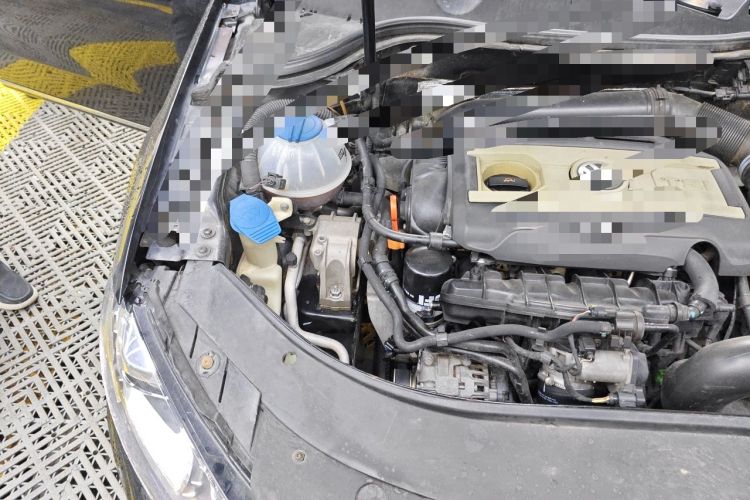 Used Volkswagen Magotan 2013 1.8TSI Luxury Model Engine Bay Right