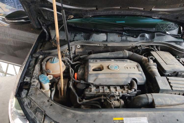 Used Volkswagen Magotan 2013 2.0 TSI Luxury Model Engine Bay Right