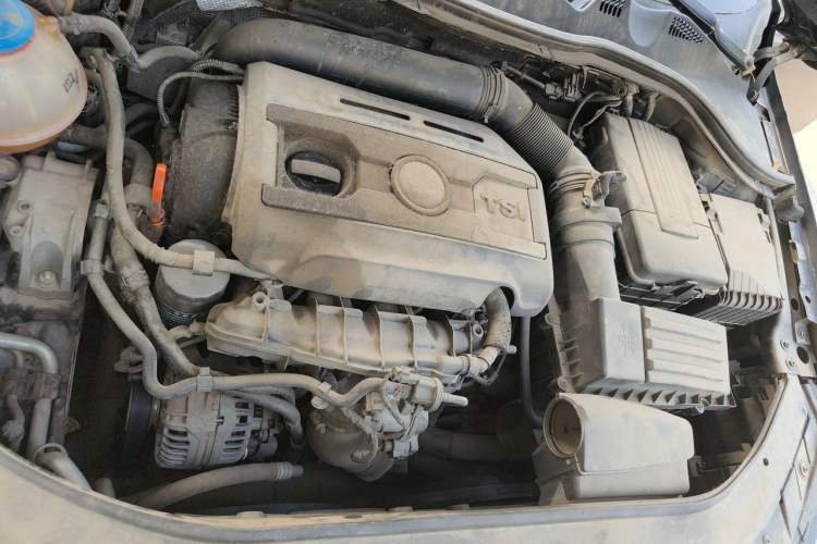 Used Volkswagen Magotan 2013 1.8TSI Luxury Model Engine Bay Right