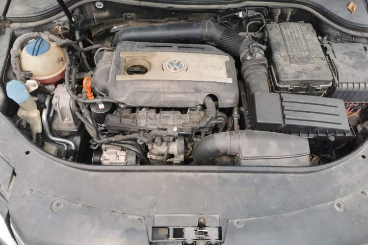 Used Volkswagen Magotan 2013 2.0 TSI Luxury Model Engine Bay