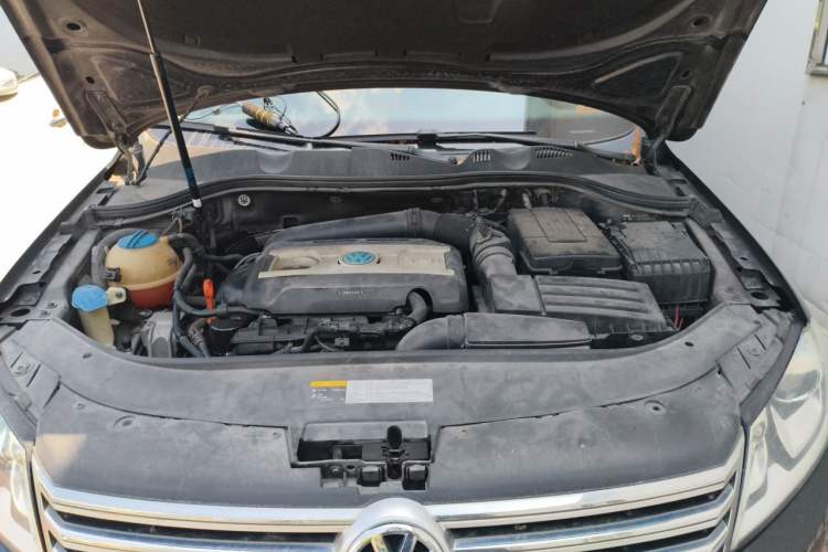 Used Volkswagen Magotan 2013 2.0 TSI Luxury Model Engine Bay