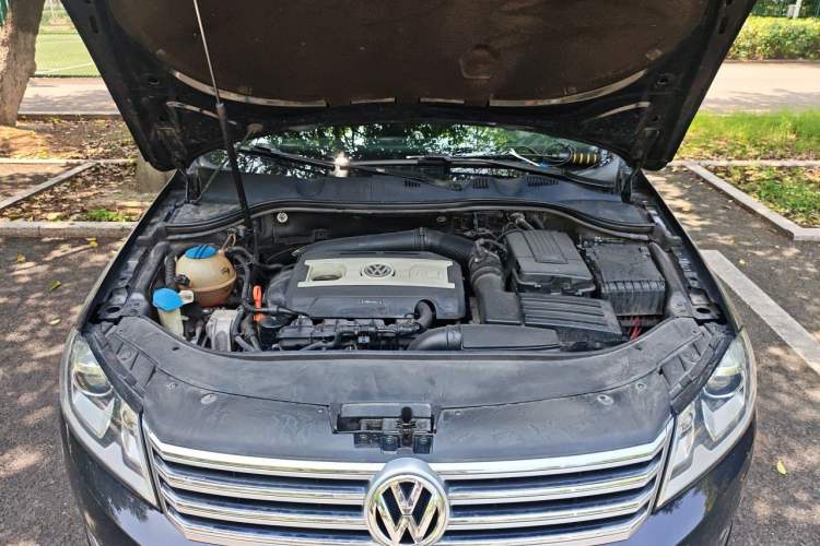 Used Volkswagen Magotan 2013 2.0 TSI Prestige Model Engine Bay