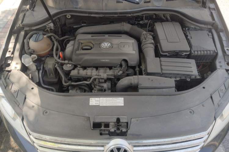 Used Volkswagen Magotan 2013 2.0 TSI Prestige Model Engine Bay