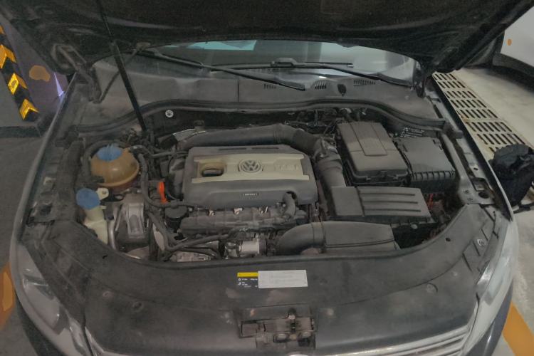 Used Volkswagen Magotan 2013 2.0 TSI Prestige Model Engine Bay