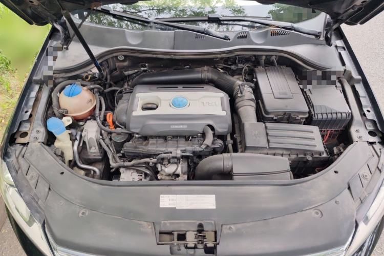 Used Volkswagen Magotan 2013 2.0 TSI Prestige Model Engine Bay