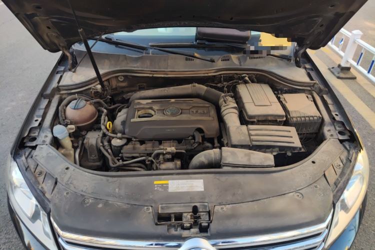 Used Volkswagen Magotan 2013 2.0 TSI Prestige Model Engine Bay