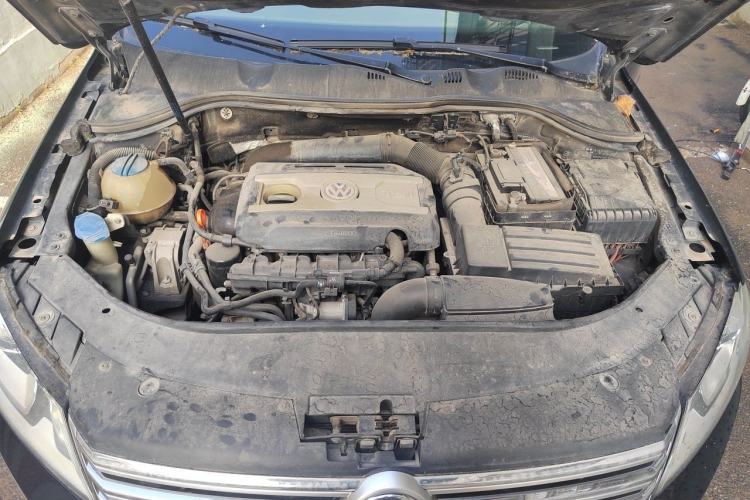 Used Volkswagen Magotan 2013 1.8TSI Luxury Model Engine Bay