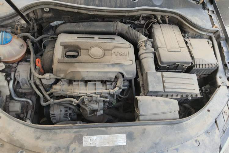 Used Volkswagen Magotan 2013 1.8TSI Luxury Model Engine Bay