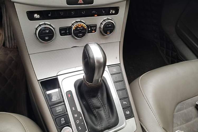 Used Volkswagen Magotan 2013 1.8TSI Prestige Model Gear Lever
