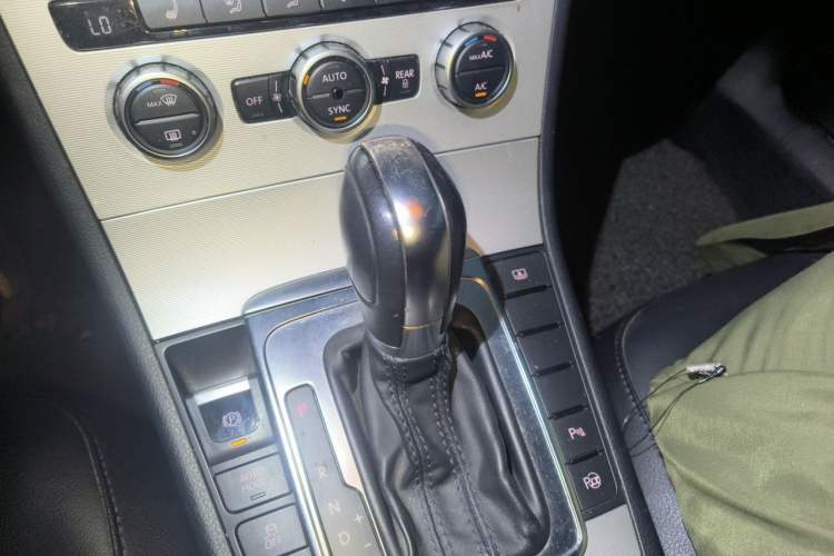 Used Volkswagen Magotan 2013 1.8TSI Prestige Model Gear Lever