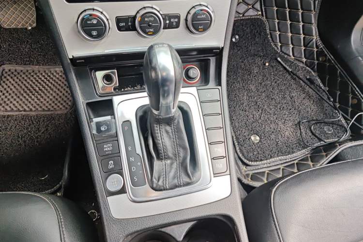 Used Volkswagen Magotan 2013 1.8TSI Prestige Model Gear Lever