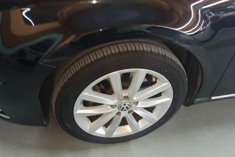 Used Volkswagen Magotan 2013 2.0 TSI Prestige Model Left Front Wheel Hub