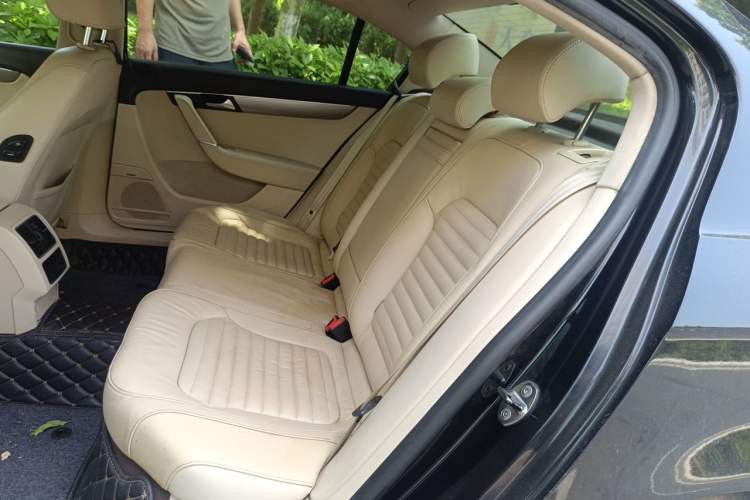 Used Volkswagen Magotan 2013 1.8TSI Luxury Model Left Rear Seat