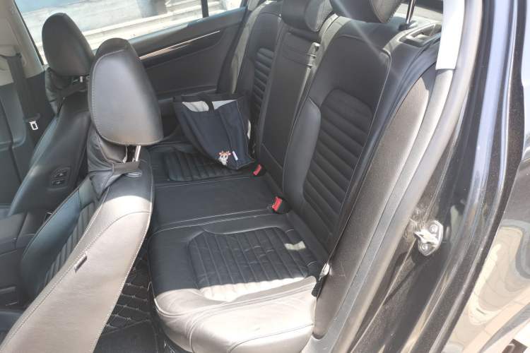 Used Volkswagen Magotan 2013 2.0 TSI Luxury Model Left Rear Seat
