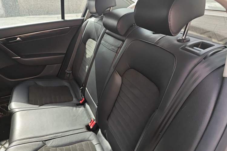 Used Volkswagen Magotan 2013 1.8TSI Prestige Model Left Rear Seat