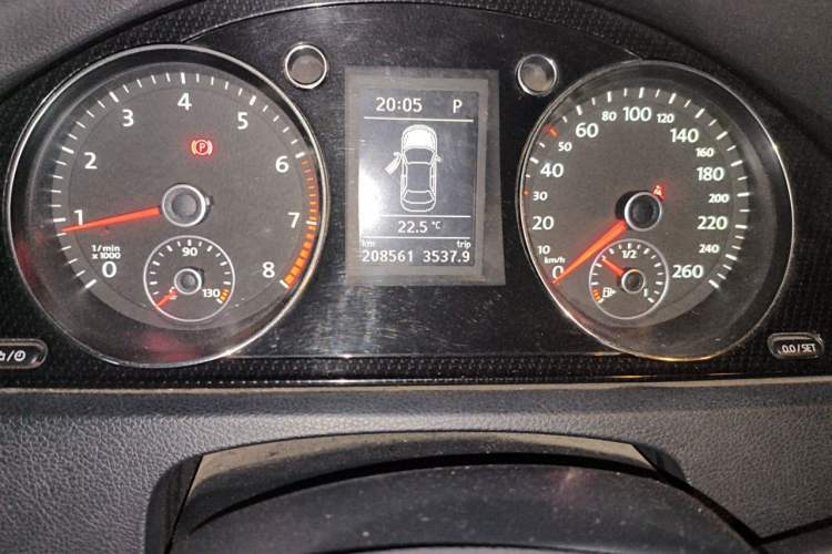 Used Volkswagen Magotan 2013 1.8TSI Luxury Model Odometer Close Up