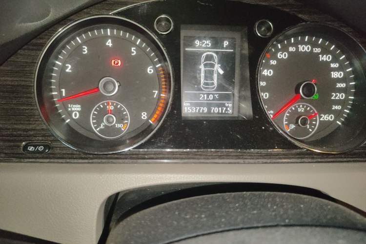 Used Volkswagen Magotan 2013 2.0 TSI Prestige Model Odometer Close Up
