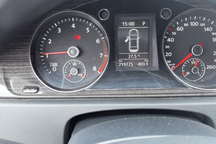Used Volkswagen Magotan 2013 2.0 TSI Prestige Model Odometer Close Up