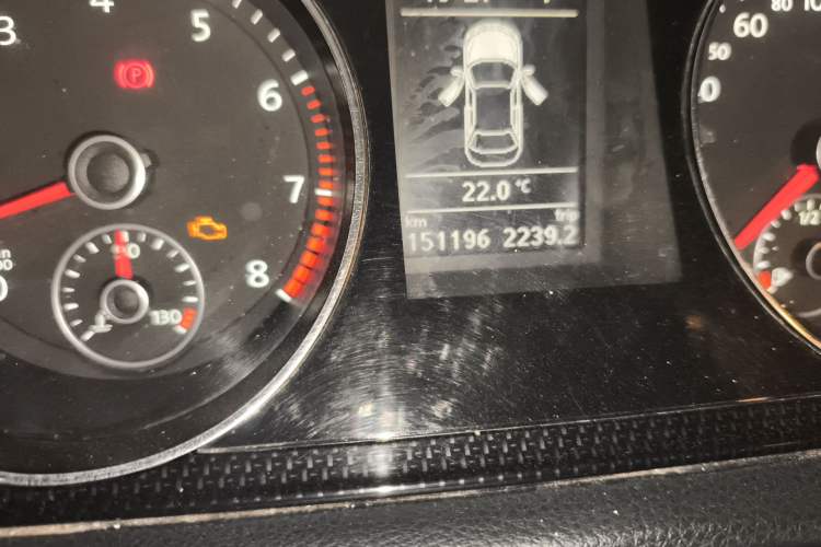 Used Volkswagen Magotan 2013 1.8TSI Luxury Model Odometer Close Up