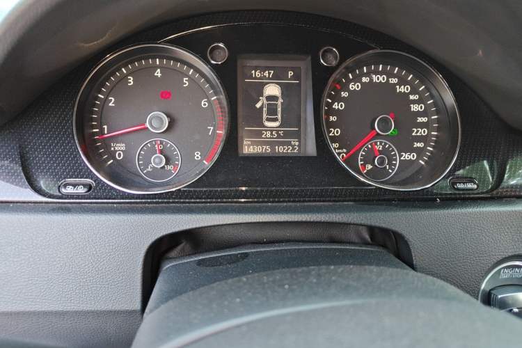 Used Volkswagen Magotan 2013 1.8TSI Luxury Model Odometer Close Up