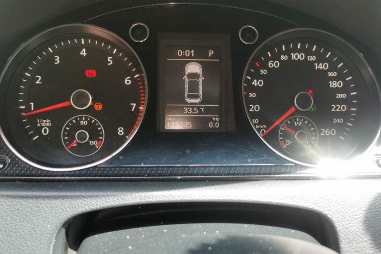 Used Volkswagen Magotan 2013 1.8TSI Luxury Model Odometer Close Up